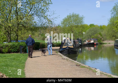 Frühling von dem Grand Union Canal mit ein paar wenige ihren Hund günstig narrowboats; Campbell Park, Milton Keynes, Großbritannien Stockfoto