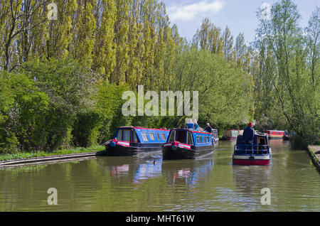 Frühling auf den Grand Union Canal mit zwei schmalen Boote einander vorbei; Campbell Park, Milton Keynes, Großbritannien Stockfoto