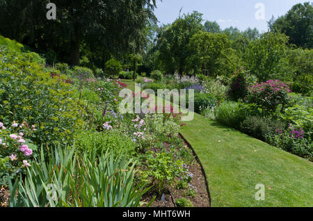 Ein rasen Weg durch Blumenrabatten, Coton Manor Gardens, Northamptonshire, Großbritannien Stockfoto