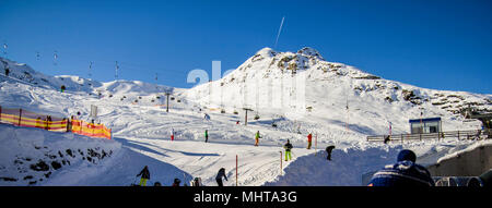 Tux, Tirol, Schwaz, Österreich - 12. Februar 2015: Ski Resort am Hintertuxer Gletscher Stockfoto