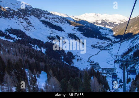 Tux, Tirol, Schwaz, Österreich - 12. Februar 2015: Ski Resort am Hintertuxer Gletscher Stockfoto