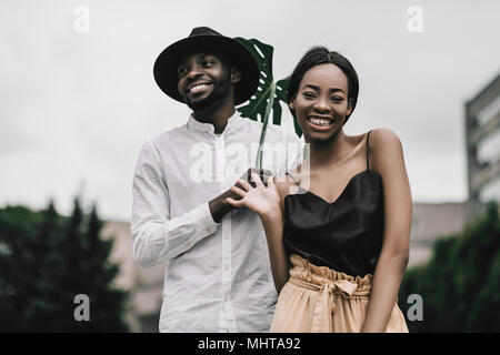 African American Liebe Paar. Glückliche Beziehung und lächelte, schwarze Menschen Stockfoto