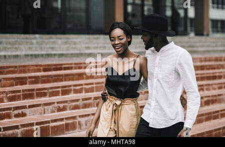 Glückliche junge afrikanische amerikanische Paar. Schwarz stylische Leute auf der Straße, Glück- und Kommunikationskonzept Stockfoto