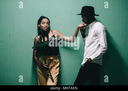 Closeup Portrait einer jungen afrikanischen Paar, Mann, Frau, Hand und küssen, glückliche Momente. Stockfoto