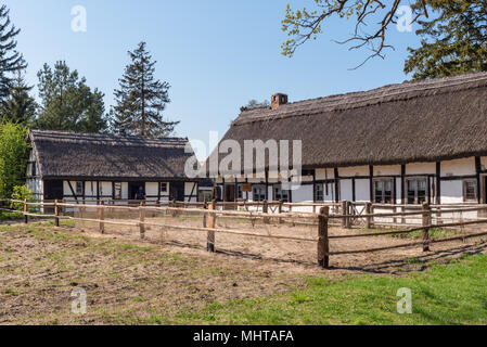 Typische alte Häuser im Freilichtmuseum in Kluki Dorf. Polen Stockfoto