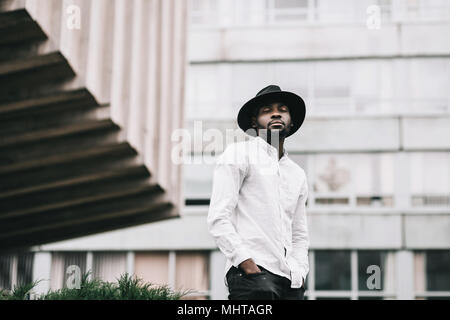 Nahaufnahme von gutaussehenden jungen afrikanischen American Traveler in schöner Spaziergang in der Altstadt während der Sommerferien. Stockfoto