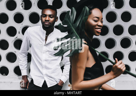 Porträt der glückliche junge afrikanische amerikanische Paar ständigen zusammen Stockfoto