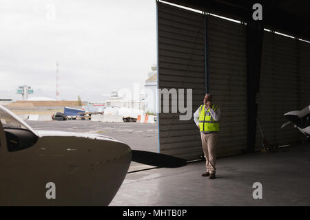 Crew Mitglied Gespräch am Handy Stockfoto