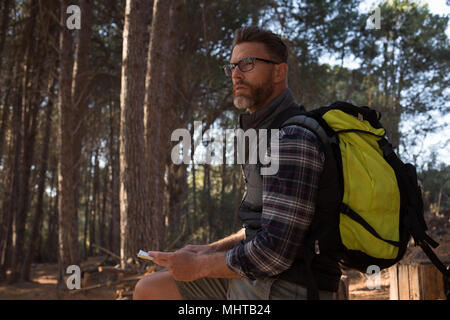 Mann mit Rucksack im Wald Stockfoto