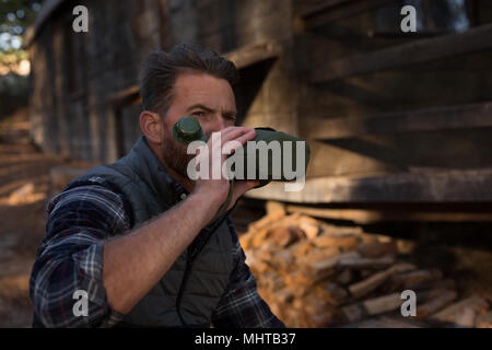 Man Trinkwasser aus der Flasche Stockfoto