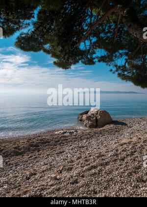 Ruhige blaue Meer und Kieselstrand in Tucepi, Makarska Riviera Stockfoto