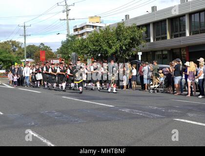 Rohre und Trommeln Band Marching in ANZAC Day Parade in Coffs Harbour in Australien Stockfoto