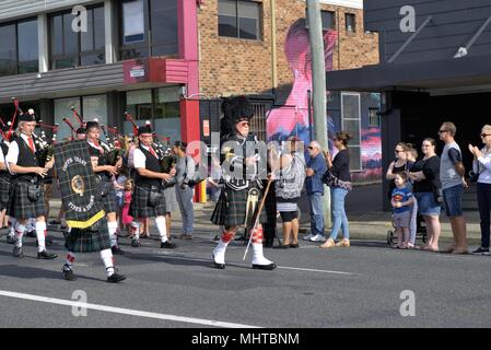 Rohre und Trommeln Band Marching in ANZAC Day Parade in Australien in Coffs Harbour Stockfoto