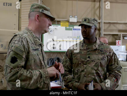 CAMP ARIFJAN, Kuwait - Generalmajor Andrew Schäfer (links), Kommandierender General des 28.Infanterie Division und Task Force spartanisch, Gespräche mit Oberstleutnant Ayo Lawson, Kommandant der 1.Bataillon, 62 Air Defense Artillery (ADA) Regiment, 11 Air Defense Artillery Brigade, TF Spartanisch, bei einem Besuch der ADA Lage am 21. März 2018. Lawson betonte seine Führung ideale während Schafer's Zeit. "Ich bin großer auf Teamarbeit," sagte Lawson. "Der Schlüssel, wollen wir am Ende des Tages taktische und technische Exzellenz." (U.S. Armee Stockfoto