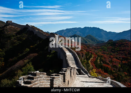 Große Mauer in bunten Herbst Stockfoto