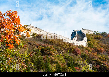 Große Mauer im bunten Herbst Stockfoto