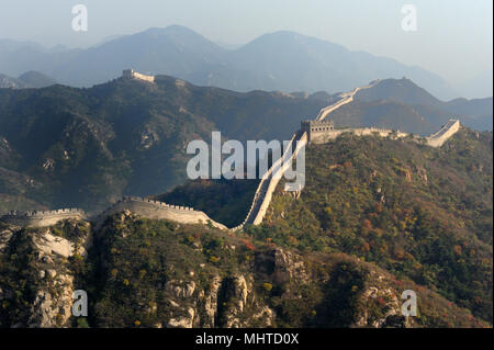 Große Mauer über die Berge Stockfoto