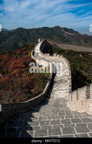 Große Mauer über die Berge Stockfoto