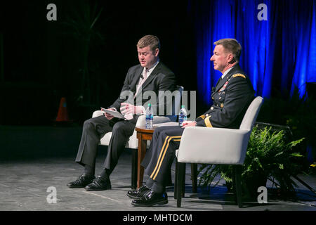 Unter Sekretär der Armee Hon Ryan D. McCarthy und Armee Stellvertretender Stabschef General James McConville eine Frage- und Antwortrunde während der Verband der US-Armee globale Kraft Symposium 2018 in Huntsville, Alabama, März 26, 2018 leiten. Hunderte von Soldaten, Armee Zivilisten, der Wissenschaft und Partnern aus der Wirtschaft nahmen an der Veranstaltung teil. (U.S. Armee Stockfoto