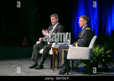 Unter Sekretär der Armee Hon Ryan D. McCarthy und Armee Stellvertretender Stabschef General James McConville eine Frage- und Antwortrunde während der Verband der US-Armee globale Kraft Symposium 2018 in Huntsville, Alabama, März 26, 2018 leiten. Hunderte von Soldaten, Armee Zivilisten, der Wissenschaft und Partnern aus der Wirtschaft nahmen an der Veranstaltung teil. (U.S. Armee Stockfoto