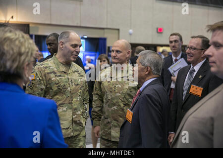 Us-Armee Gen. Gus Perna, Army Material Command kommandierender General, Generalleutnant Ed Daly, Army Material Command stellvertretenden kommandierenden General, erfüllen und die Menschen grüßen beim Besuch mehrere Stände an der Verband der US-Armee globale Kraft Symposium 2018 in Huntsville, Alabama, Jan. 26, 2018. (U.S. Armee Stockfoto