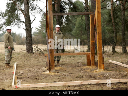 Oregon National Guard Adjutant General, Armee Generalmajor Janson D. Boyles, besucht Soldaten von der 859th Engineer Company (Vertikal), Mississippi Army National Guard, wie Sie Ihre jährliche Weiterbildung am Joint Multinational Readiness Center in Hohenfels, Hohenfels, Deutschland, 26. März 2018 ausführen. Die 859Th Soldaten einen Hindernisparcours aufgebaut, unter anderem Bauprojekte, während ihrer jährlichen Schulung. (U.S. Armee Stockfoto