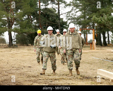 Oregon National Guard Adjutant General, Armee Generalmajor Janson D. Boyles (rechts), besucht Soldaten von der 859th Engineer Company (Vertikal), Mississippi Army National Guard, wie Sie Ihre jährliche Weiterbildung am Joint Multinational Readiness Center in Hohenfels, Hohenfels, Deutschland, 26. März 2018 ausführen. Die 859Th Soldaten einen Hindernisparcours aufgebaut, unter anderem Bauprojekte, während ihrer jährlichen Schulung. (U.S. Armee Stockfoto