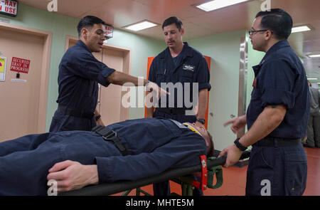 Ozean (26. März 2018) Segler zugeordnet zu militärischen Sealift Command Hospital Ship USNS Mercy (T-AH 19) erlernen Sie die richtige Wurf Lager Techniken zu einem Clinical Skills Training auf dem Weg zu ersten Mission der Barmherzigkeit Stoppen der pazifischen Partnerschaft 2018 (PP18). PP18's Mission ist es, gemeinsam mit Gastgeber und Partner Nationen zu arbeiten regionaler Interoperabilität und Disaster Response Funktionen, erhöhen die Stabilität und Sicherheit in der Region zu stärken, und neue und dauerhafte Freundschaften in der gesamten indopazifischen Region fördern. Pazifische Partnerschaft, der nun in seinem 13. Iteration, ist die größte jährliche Multi Stockfoto