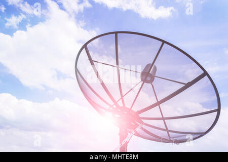 Kabel Antenne der Kugel ist eine kleine schwarze Raster, der an der Spitze eines Wolkenkratzers befindet, mit einem grossen Himmel und Wolken. Stockfoto