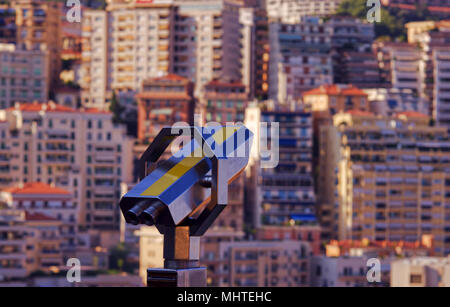 Fernglas für Touristen mit Blick auf den Monte Carlo Stadt Stockfoto