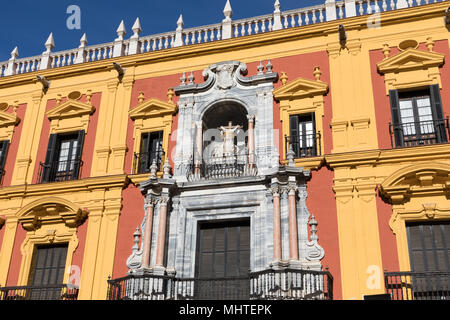 MALAGA, Andalusien/Spanien - Januar 02, 2018: Der barocke Bischofspalast von Antonio Ramos im 18. Jahrhundert in der Plaza de Obispo Malaga konzipiert, die in Sp Stockfoto