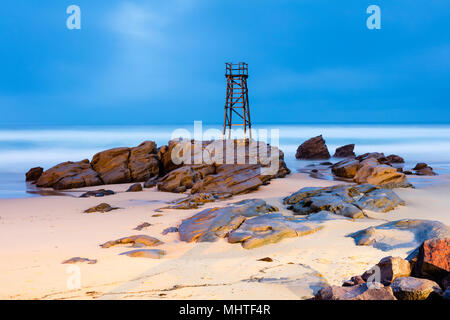 Redhead Beach, Newcastle, New South Wales, Australien. Flutlicht Turm bei Redhead Beach in der Nähe von Newcastle in New South Wales am stürmischen und feuchten Abend. Stockfoto