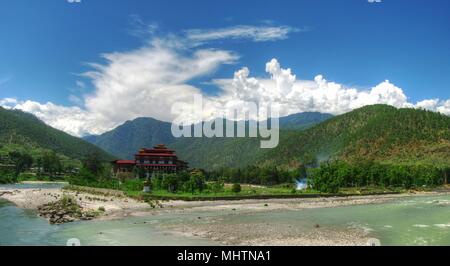Punakha Dzong, der alten Hauptstadt von Bhutan, am Zusammenfluss von Pho Chu und Mo Chu Flüsse Stockfoto