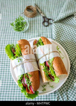 Vegetarisches Sandwich von der Kleie Brot mit Gemüse und Kräuter für ein Picknick. Im rustikalen Stil. Stockfoto