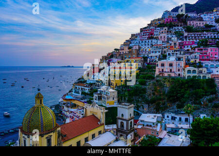 Sicht auf Positano, Italien bei Sonnenuntergang mit Kuppel von Chiesa di Santa Maria Assunta im Vordergrund Stockfoto