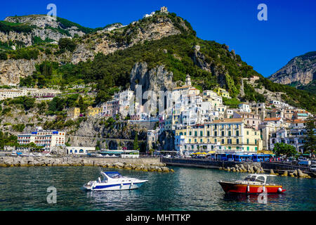 Ansicht von der Anlegestelle der Boote im Hafen von Amalfi, Küste von Amalfi, Italien mit Stadt und Berge im Hintergrund Stockfoto