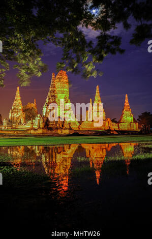 Chaiwattanaram Beaufulfull alten buddhistischen Tempel mit Reflexion in der Vollmondnacht Stockfoto