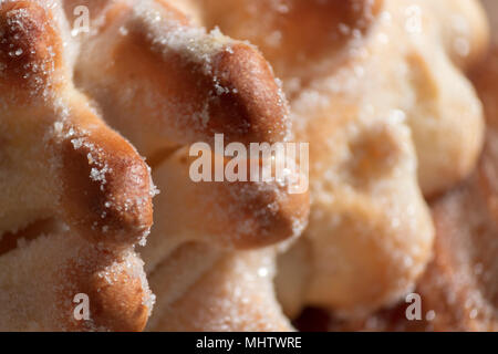 Nahaufnahme von süßem zuckerhaltiges Brot, das typischerweise für den Tag der Toten Feier, ein mexikanisches Halloween, wenn Opfer an Vorfahren gemacht werden, vorbereitet wird. Stockfoto