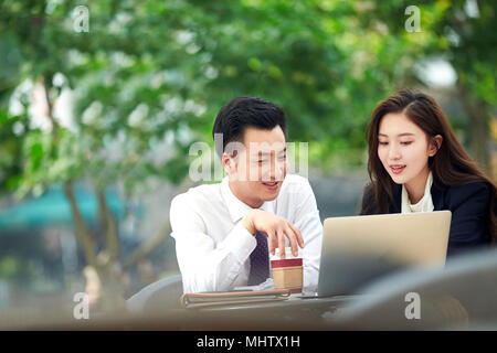 Geschäftsleute im Außenbereich treffen Stockfoto