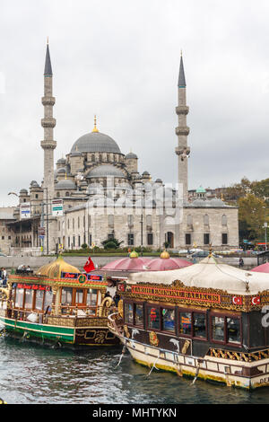 Istanbul, Türkei - 9. Oktober 2011: schwimmende Fische Marktstände. Es gibt mehrere solche Stände im Hafen mit der neuen Moschee. Stockfoto