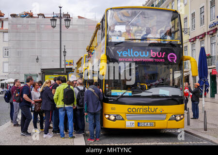 Gelbe Bus auf Martim Moniz Station, Baixa, Lissabon, Portugal Stockfoto