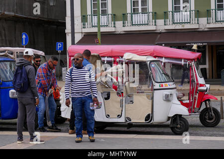 Tuk-Tuks auf Martim Moniz Station, Baixa, Lissabon, Portugal Stockfoto