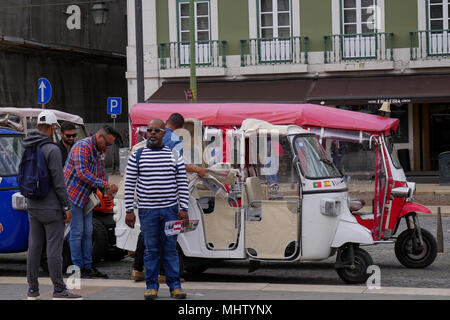 Tuk-Tuks auf Martim Moniz Station, Baixa, Lissabon, Portugal Stockfoto