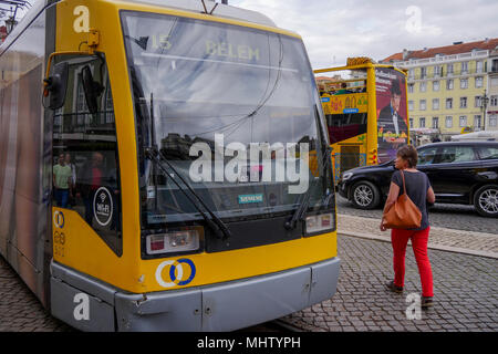 Moderne Straßenbahn in Martim Moniz Station, Baixa, Lissabon, Portugal Stockfoto