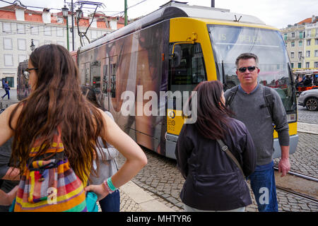 Moderne Straßenbahn in Martim Moniz Station, Baixa, Lissabon, Portugal Stockfoto