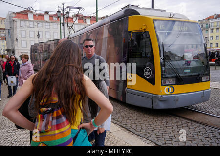 Moderne Straßenbahn in Martim Moniz Station, Baixa, Lissabon, Portugal Stockfoto