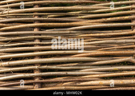 Details eines alten Wicker Zaun aus einem Baum Zweigen und Ästen Stockfoto