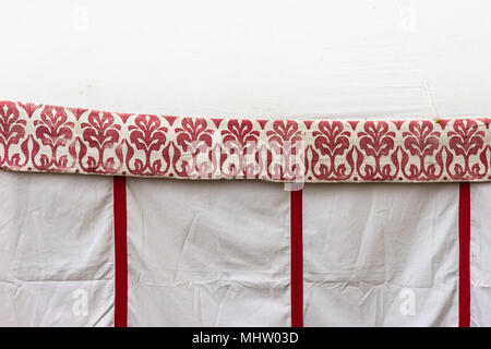 Detail einer mittelalterlichen Zelt aus Segeltuch und mit einem Schmuck von roter Farbe dekoriert Stockfoto