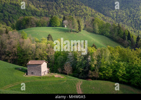 Bauernhaus in den Bergen im Frühjahr Stockfoto