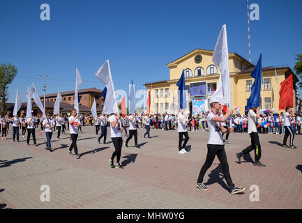 Slavjansk-auf-Kuban, Russland - Mai 1, 2018: Junge Sportler der Stadt Sport schulen. Feiern den ersten Mai, den Tag des Frühlings und der Arbeit. Mai Tag pa Stockfoto